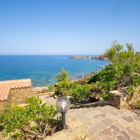 La Dolce Casa Di Luisa: Beachfront Retreat With Sea Views Holiday home